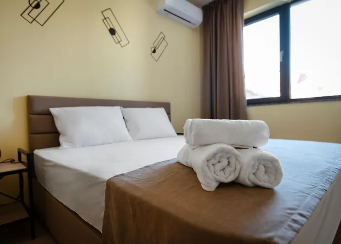 By The River 5 公寓